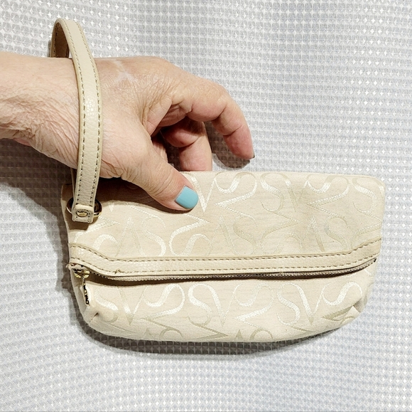 NWOT Ivory Brocade Wristlet Clutch - Picture 1 of 6